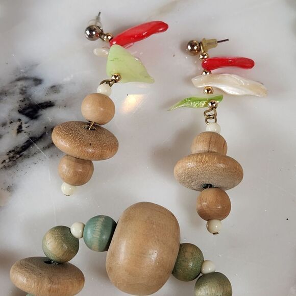 Vintage Shell & Wooden Necklace & Earring Set - Picture 4 of 9